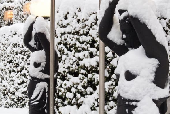 Los parques permanecen vacíos a causa del frío.