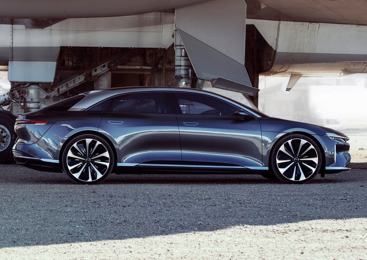 Lucid Motors pretende abrir 20 concesionarios y centros de servicio en Norteamérica para finales de 2021. La variante más básica del Air no llegará a estos puntos de venta sino hasta 2022 con una etiqueta de 80,000 dólares.