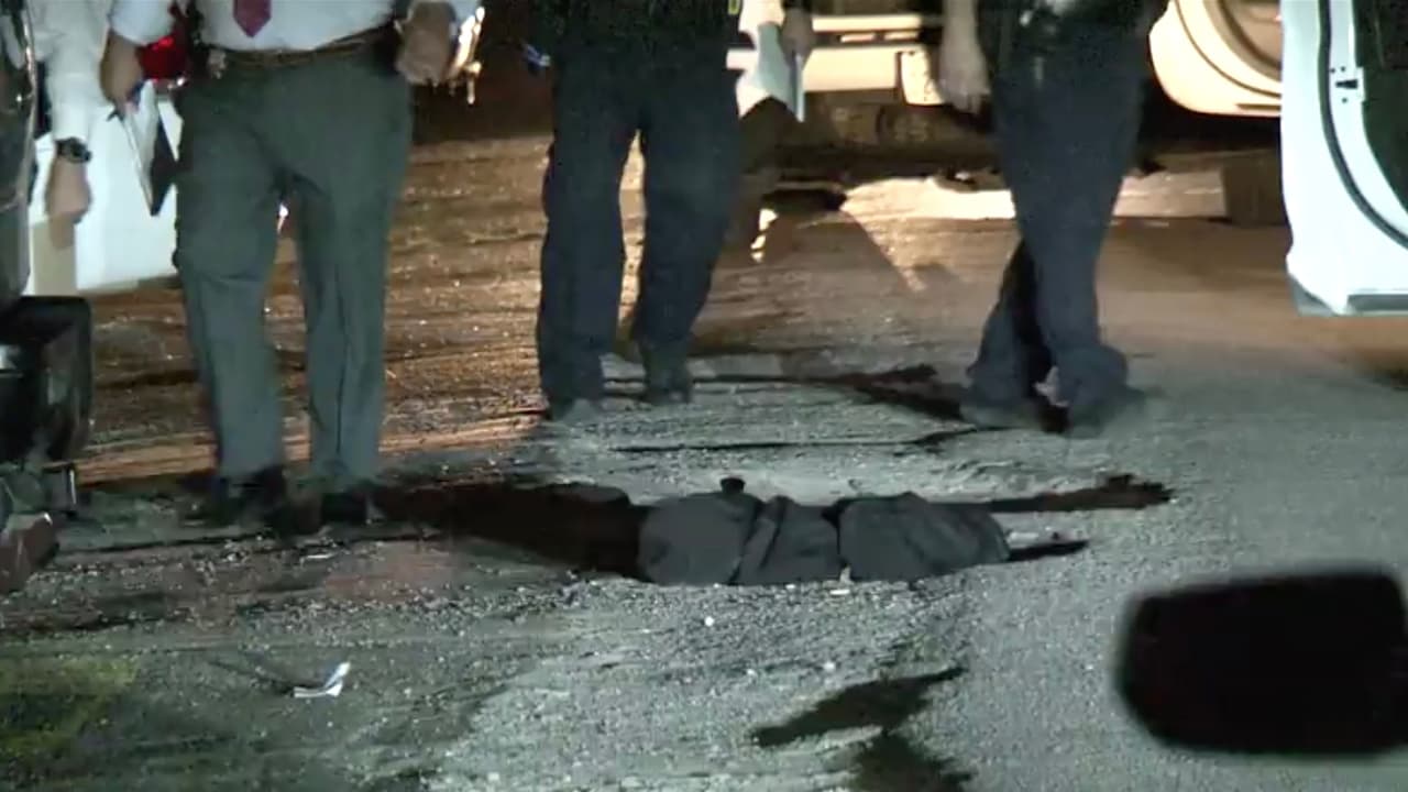 Los oficiales encontraron cámaras de vigilancia en los departamentos de enfrente de donde sucedió el crimen y vieron lo que sucedió.