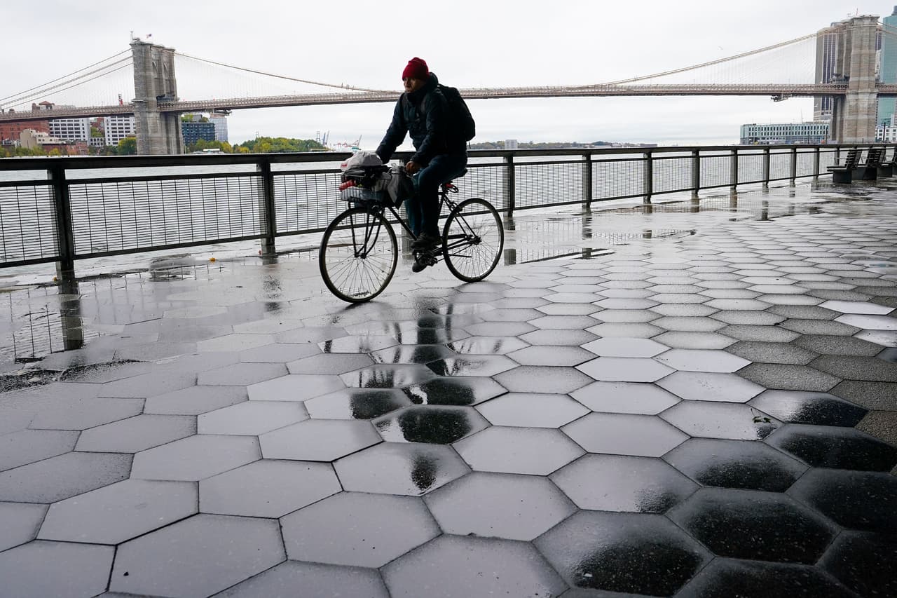 Un ciclista bajo la lluvia por el puente de Brooklyn. El miércoles en la mañana fueron cerrados los puentes Newport Pell y Jamestown Verrazzano en Rhode Island, cuando eran azotados por ráfagas de viento superiores a las 70 millas por hora.
<br>En ese estado también fueron suspendidos los servicios de ferry y decenas de escuelas cancelaron las clases.
<br>
