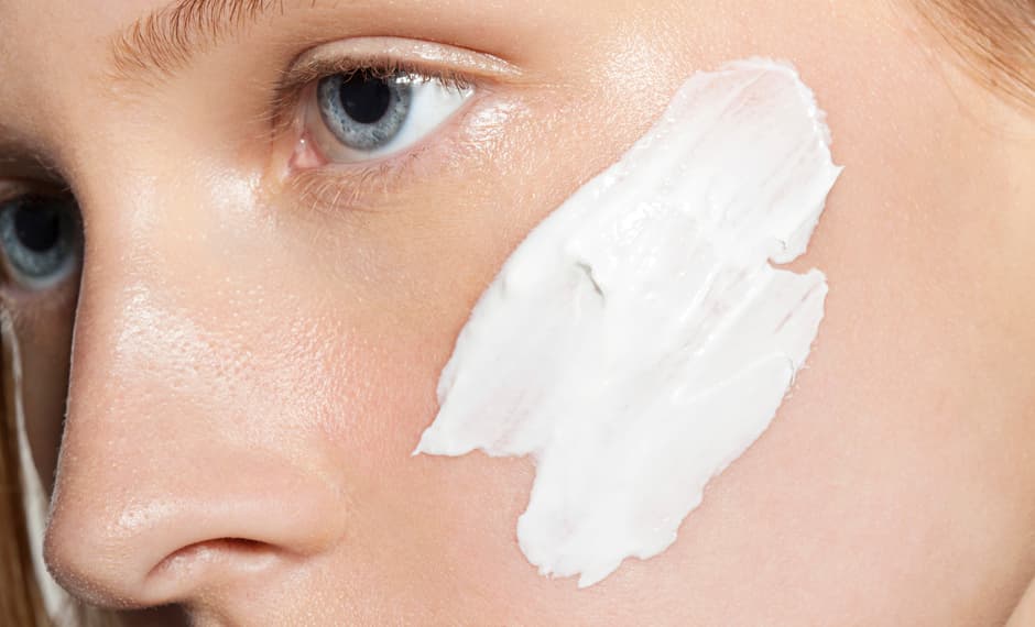 <h3>Aromas vs sueños </h3>Algunas veces los productos de belleza que aplicamos antes de dormir pueden interferir con la calidad de sueño. Esta cuestión se relaciona con sus fragancias. Hay esencias que nos ayudan a relajarnos –manzanilla, lavanda, vainilla, jazmín–, y otras producen el efecto contrario. Evita los productos que contengan menta, canela, limón, eucalipto y romero, por sus propiedades estimulantes y revitalizantes.
<br>