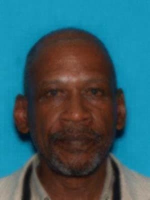 <h3 class="cms-H3-H3">Daniel Harris </h3>
<br>
<br>La agencia señala que este hombre de 63 años, que tiene cicatrices en el hombro y en el codo izquierdo, nació en Missouri
<b>donde sigue manteniendo vínculos al igual que en el East St. Louis, Illinois.</b>
<br>
<br>Harris es buscado por supuestamente robar el St. Louis Community Credit Union el pasado 15 de marzo de 2017 en la ciudad de St. Louis, Missouri,
<b><a href="https://www.fbi.gov/wanted/known-bank-robbers/daniel-harris" target="_blank">en el que presentó una nota en la que indicaba que tenía un arma de fuego. </a></b>
<br>