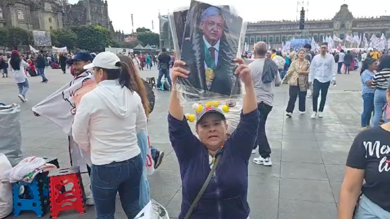 Los que más 
<b>han sacado provecho al cambio de mando en México son los comerciantes</b>, que están vendiendo hasta fotografías en gran tamaño de AMLO.