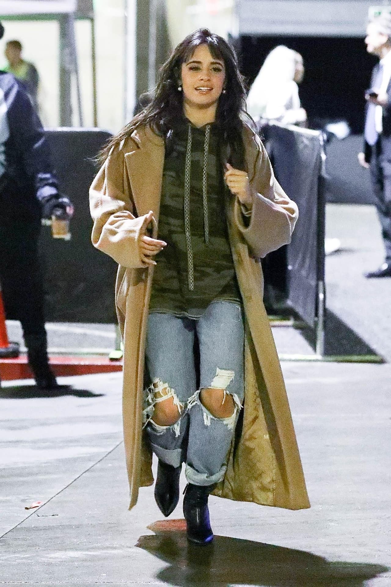 "Ese 
<b><a href="https://www.univision.com/radio/radio-nacional/entre-risas-y-botellas-de-alcohol-camilla-cabello-y-shawn-mendes-demuestran-como-son-en-la-intimidad-video" target="_blank">es un hábito que yo he adoptado,</a></b> cada vez que siento que hay una energía extraña entre alguien y yo, o si mi corazón me duele por alguna razón (lo digo)", aseguró.