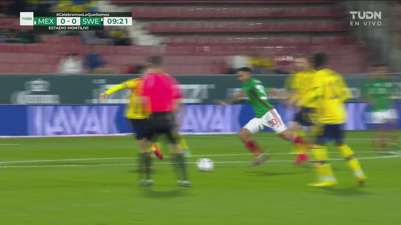 ¡El turno de Chávez! Luis le pega de lejos buscando sorprender