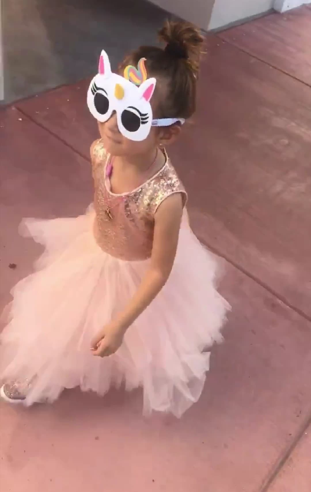 A Michelle Tacher le gusta vestirse de gala para salir a pasear con sus papás, así lo señaló Cristy cuando caminaban al cine.