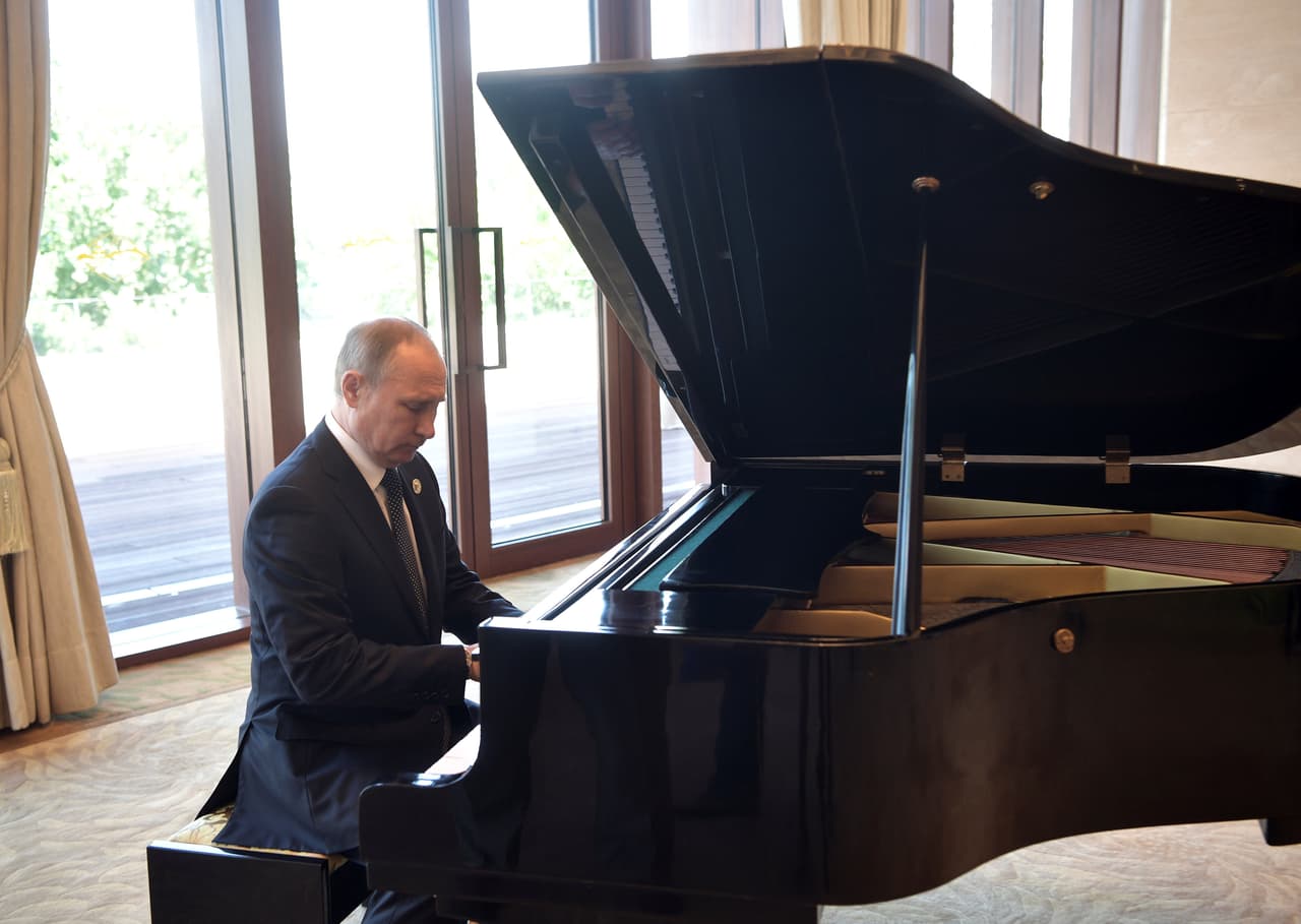 <b>Y también es pianista. </b>No solo con deportes y actividades físicas se contruye la imagen del hombre, acá el multifacético Putin toca el piano mientras espera a su colega chino Xi Jinping en Beijing, China, el 14 de mayo de 2017.