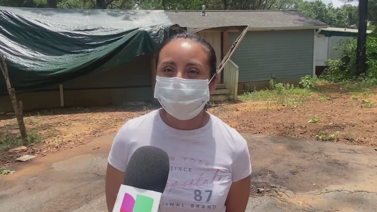 “Estamos en peligro”: Árbol cae sobre la casa de una familia hispana en Norcross