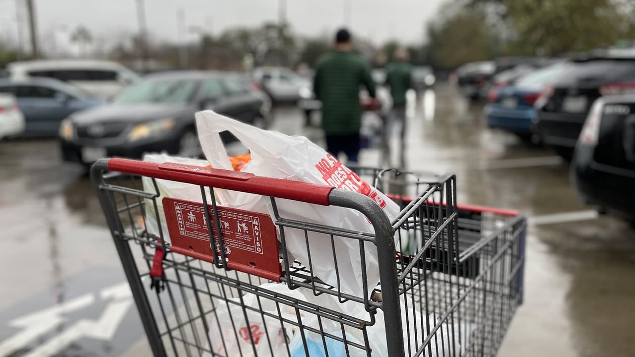 El economista texano explicó que la inflación afecta a productos como la carne, huevos, leche, y hasta la renta que está muy por encima del 8%.