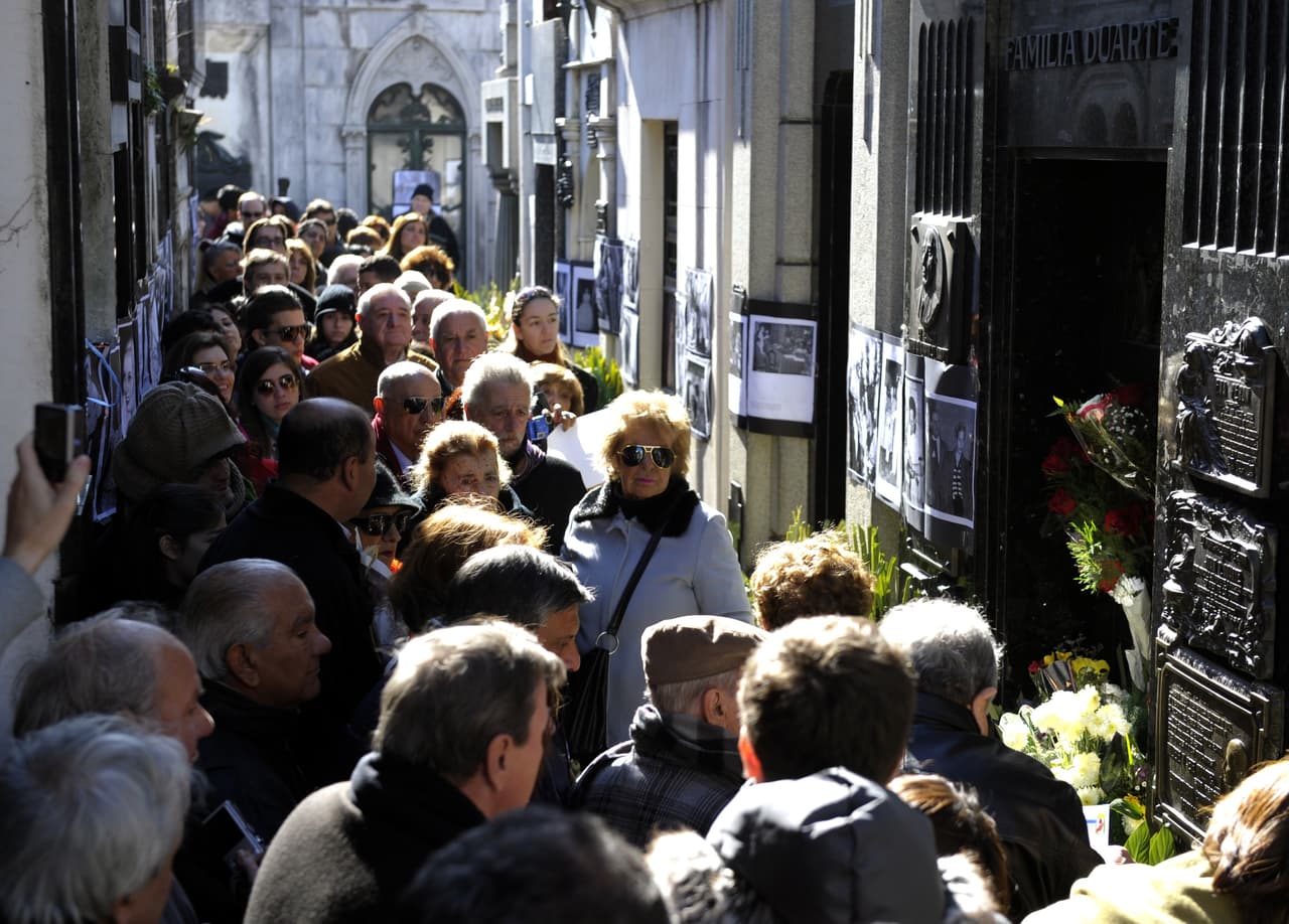 En la foto, filas de gente se agolpan en el aniversario de la muerte de Eva Perón para llevarle flores a la bóveda del Cementerio de Recoleta, donde descansa su cuerpo después de un macabro periplo. 
<br>
<br>Desde hace 46 años descansa en una bóveda de un cementerio que se caracteriza por tener tumbas de personas notables y de personalidades de la oligarquía (justo esas mismas personas que la detestaban).