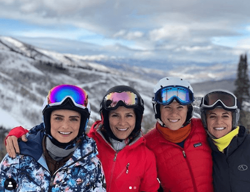 Junto a esta fotografía Alessandra Rosaldo escribió: "Qué puede ser mejor que esquiar?🤔 Hacerlo con la familia y amigas del alma".