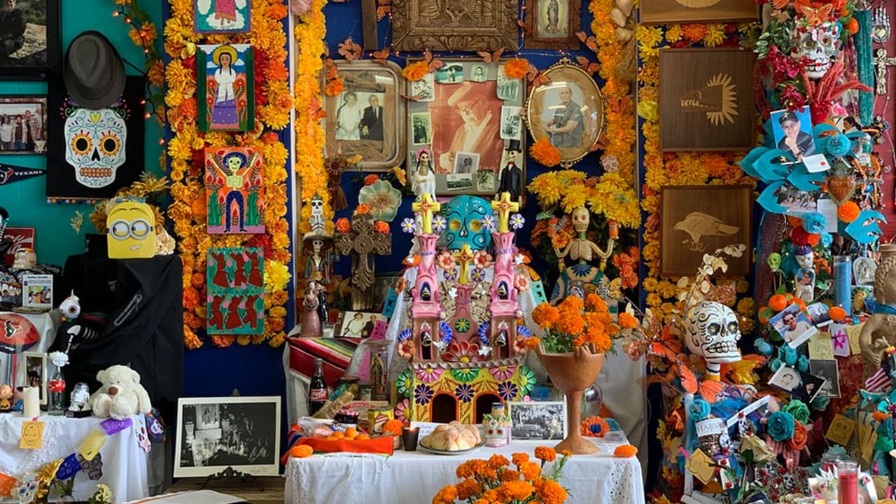 Los altares de muertos datan de la época prehispánica y con el paso de los años los deudos los han ido modificando al darles un toque más personalizado.