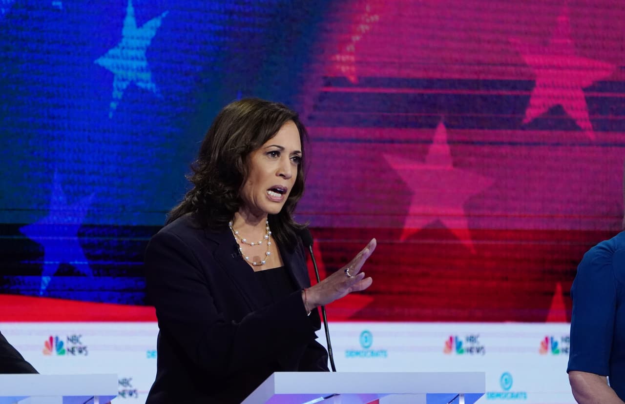 La senadora 
<a href="https://www.univision.com/temas/kamala-harris">Kamala Harris</a> marcó el ritmo del debate con 
<b>intervenciones enérgicas y por momentos agresivas</b>, como cuando se enfrentó directamente con el exvicepresidente Joe Biden. Al finalizar el debate, su nombre fue una de las búsquedas de mayor tendencia en Google. Harris no perdió la oportunidad de criticar, incluso, al gobierno de Obama por la política de deportación de ciertos indocumentados que no necesariamente eran criminales, basada en la directrices del propio Servicio de Inmigración y Control de Aduanas (ICE) de EEUU. Precisó que ella, como exfiscal en California, fue testigo de este tipo de casos.