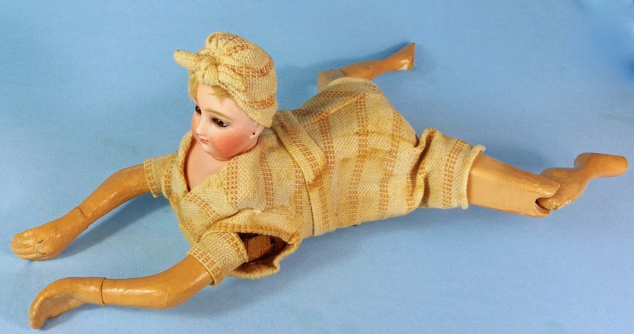 <b>Ondine Swimming Doll: </b>esta muñeca antigua simula estar nadando (sin agua) y es bastante aterradora. Aterrador también puede sonar el precio con el que se venden estas muñecas hechas a principios de 1.900 (y cuyo valor ronda entre los 1,000 y 2,000 dólares).