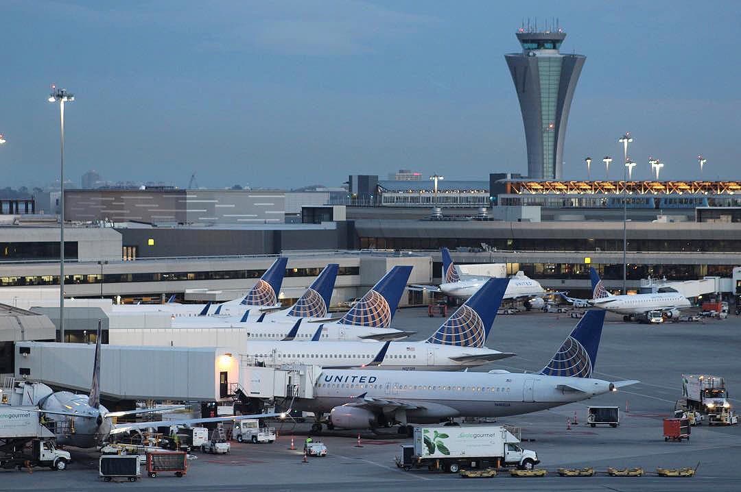 Avión aterriza de emergencia en San Francisco tras muerte de sobrecargo