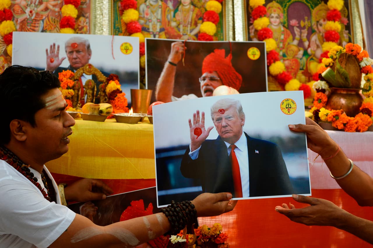 Religiosos hindúes realizan rituales durante las oraciones organizadas por el Sena hindú, un grupo hindú de extrema derecha, buscando las bendiciones de los dioses y para unir a la India y a Estados Unidos contra los fanáticos islámicos radicales, en Nueva Delhi el 24 de febrero de 2020, con motivo de la primera visita oficial del presidente Trump.