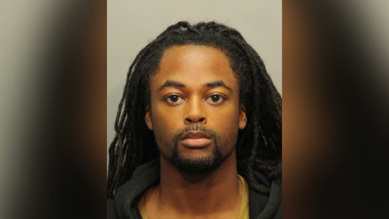 Aaron Holden - Es buscado por crueldad animal, por patear y matar al perro de su exnovia.