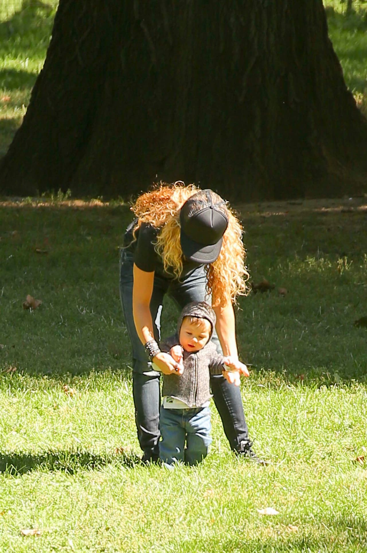 Shaki ayudó a su nene a caminar.