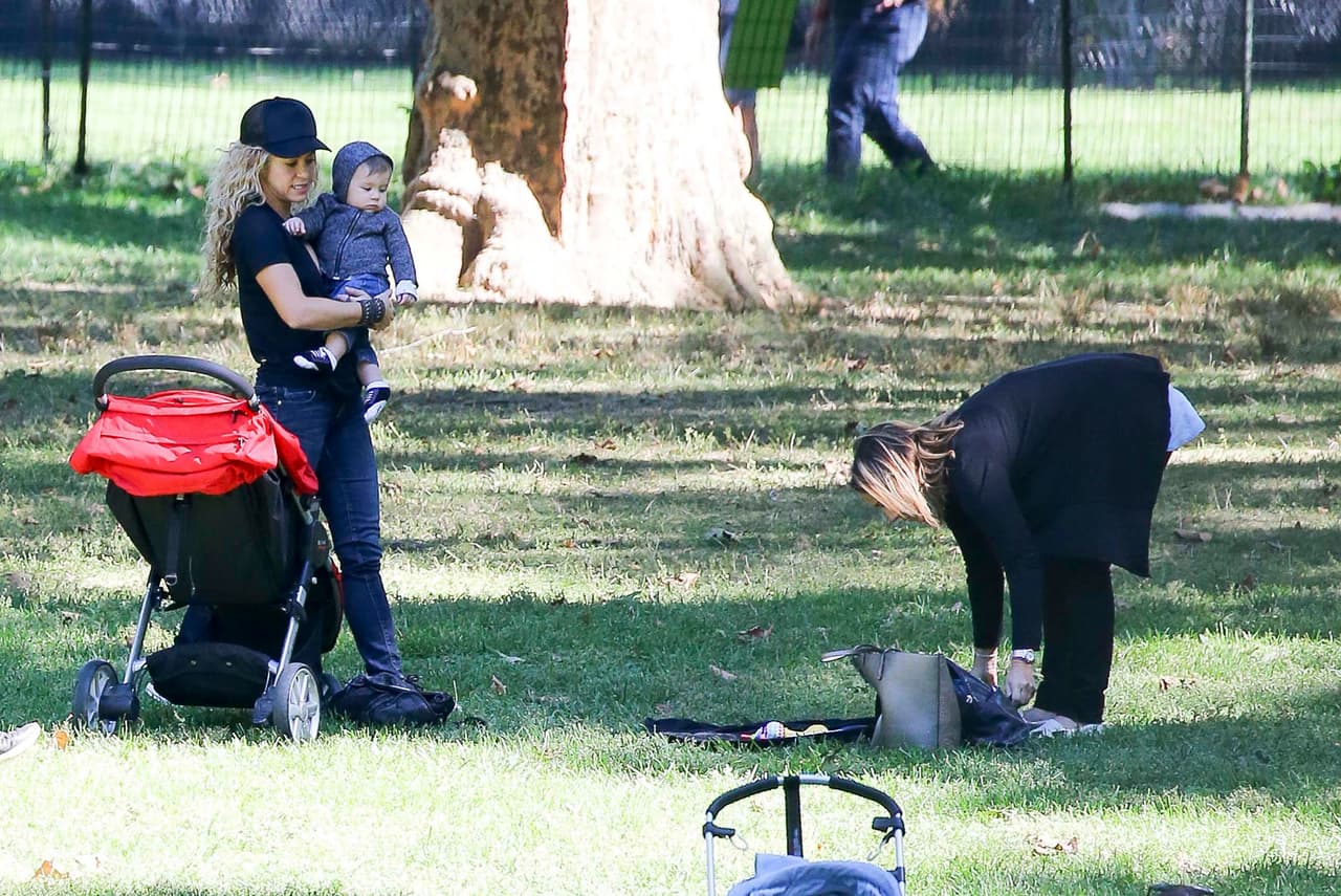 Encontraron un lugar a la sombra de un árbol.