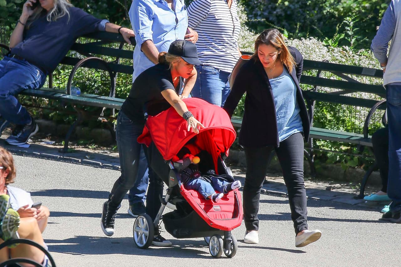 Los paparazzi captaron a Shakira muy ocupada.