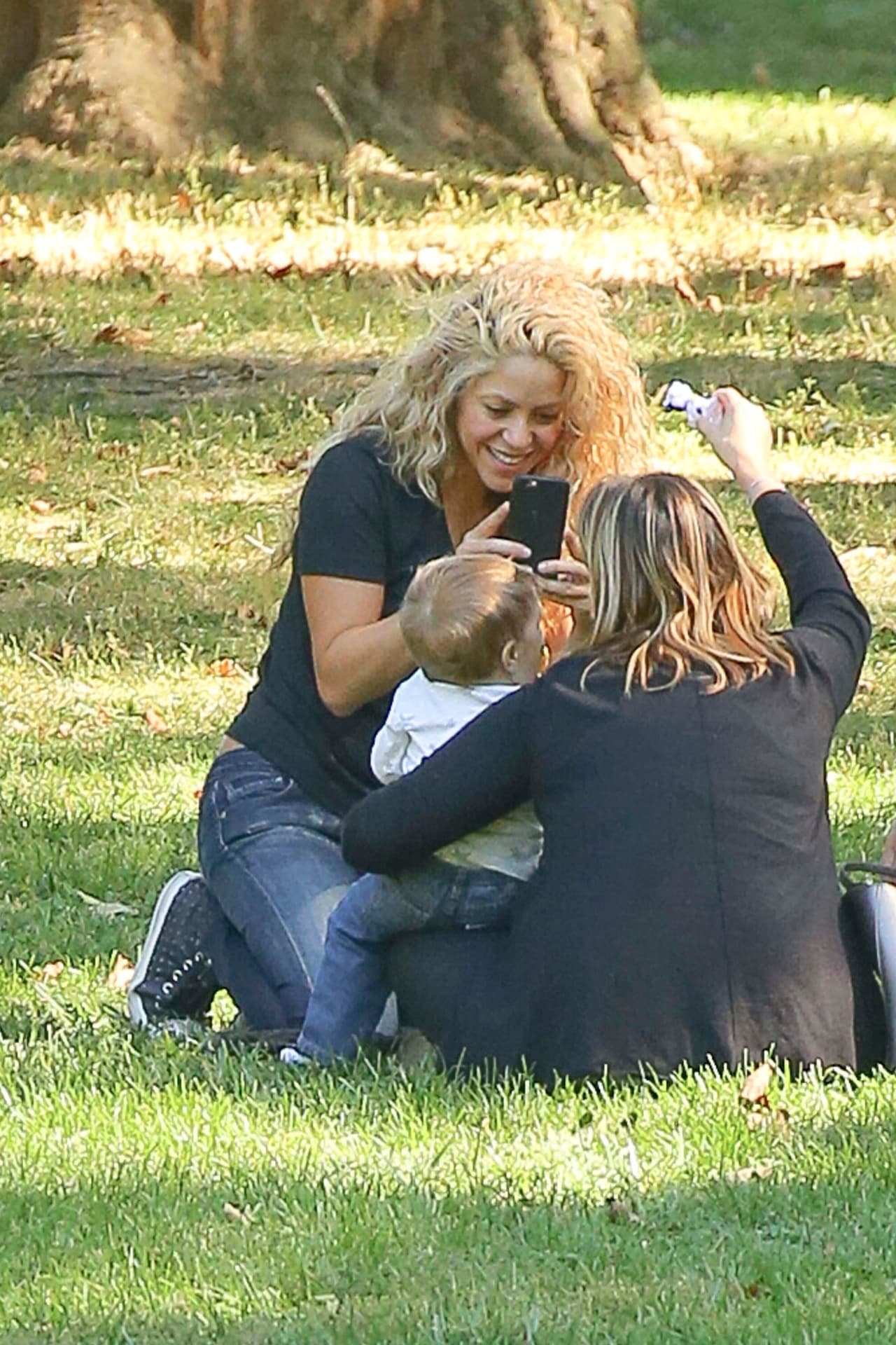 Tomó varias fotos al bebé.