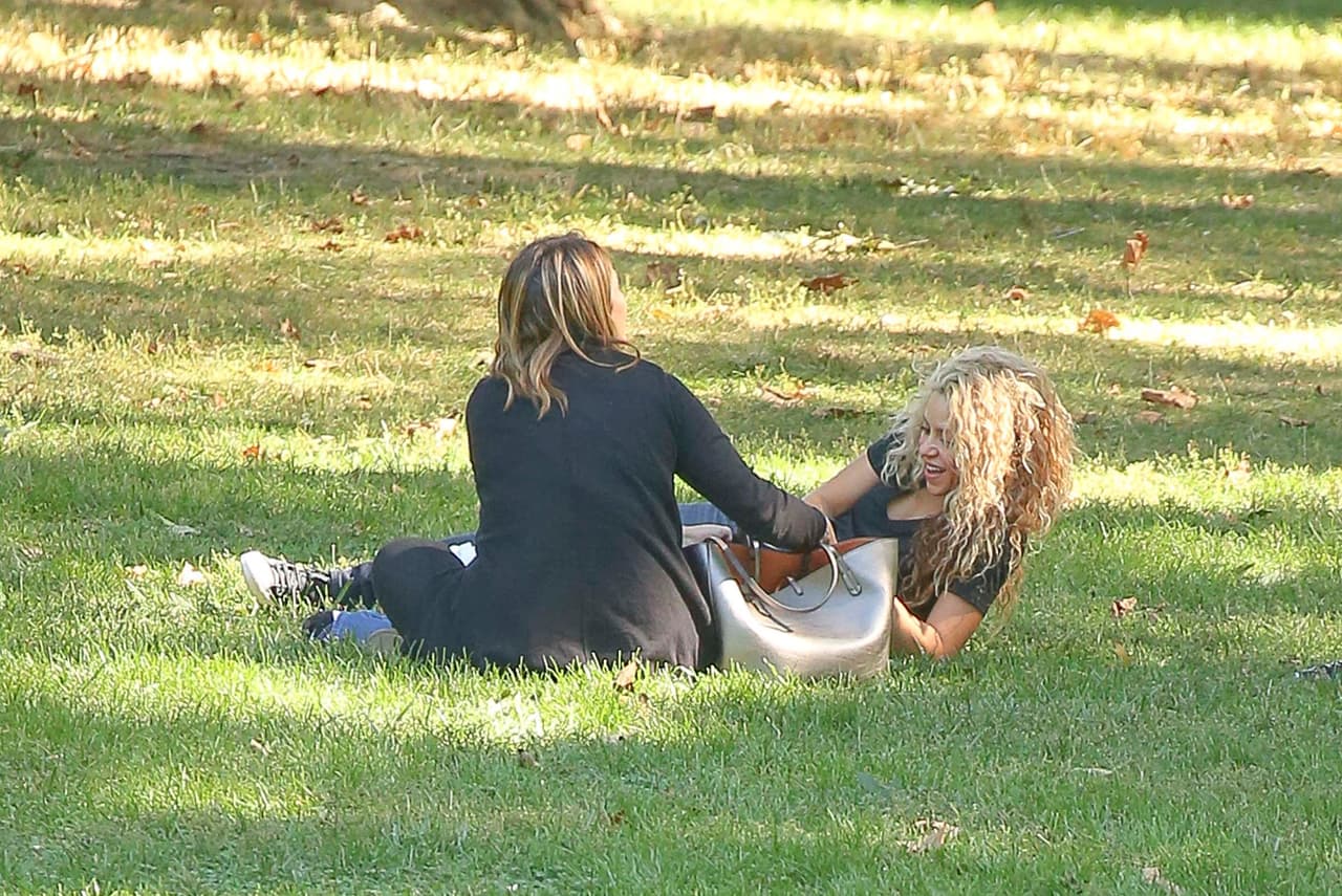 La cantante se recostó en el pasto.