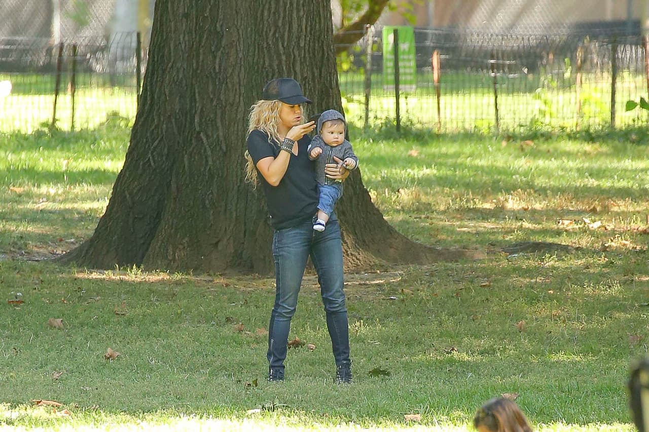 Hizo malabares para cargar a su hijito.