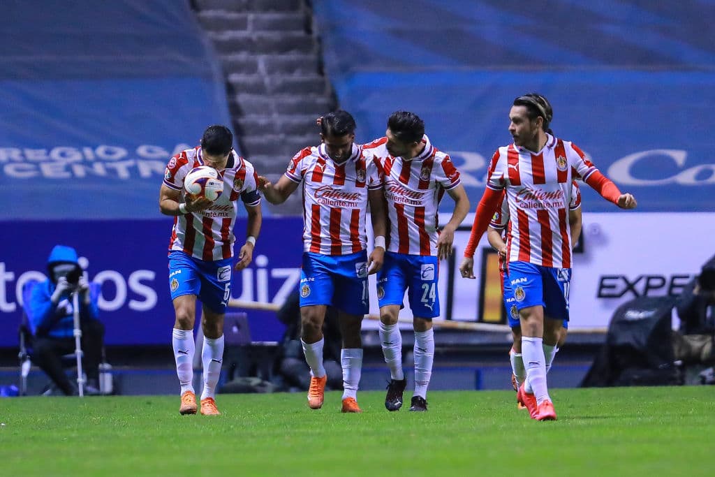 El Rebaño tuvo la primera de peligro en los botines de Oribe Peralta, Jesús Molina cobraba un penal y el gol no llegaba. Ormeño (38’) abrió el marcador con un soberbio testarazo y Miguel Ángel Ponce (47’) emparejó los cartones. En la J2, Puebla y Chivas se medirán a Cruz Azul y Toluca, respectivamente.