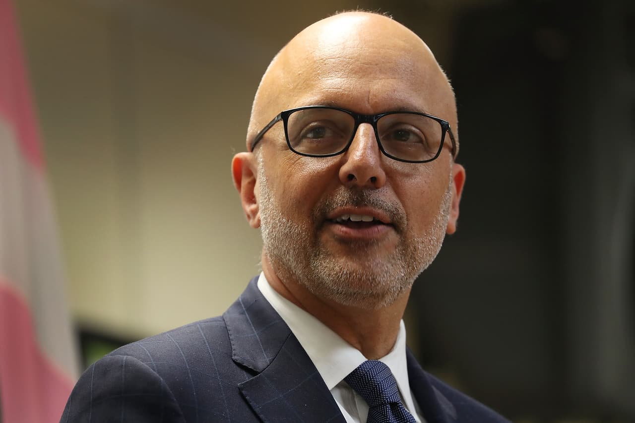 El congresista Ted Deutch, demócrata por el Distrito 22 de Florida, donde se encuentra la Secundaria Marjory Stoneman Douglas de Parkland, ha manifestado su apoyo a los estudiantes desde que sucedió la tragedia. "¿Qué pasa si esta vez es diferente?¿Y si HACEMOS que esta vez sea diferente? Únase al movimiento #NeverAgain #StudentsStandUp en #MarchForOurLives”, uno de los mensajes de apoyo que ha escrito el representante en Twitter.