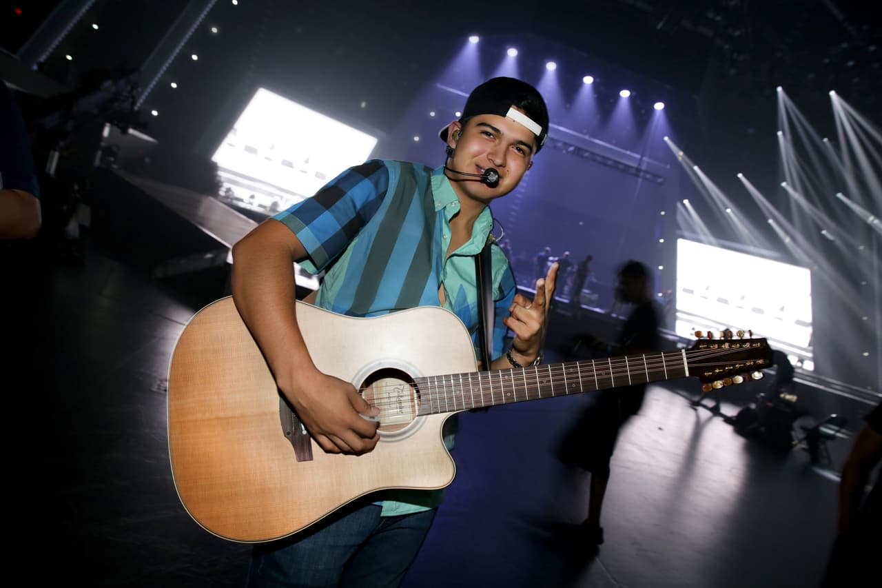 Por la tarde, el cantante Ulices Chaidez llegó para hacer las pruebas de sonido adecuadas.