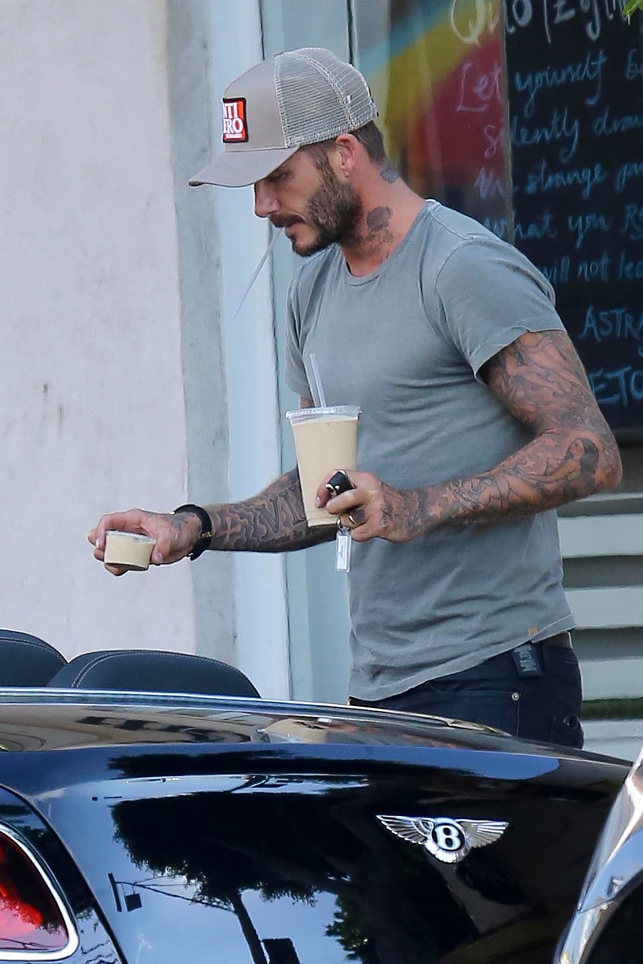 David sentó a Harper, cerró la puerta y ni el cinturón de seguridad le puso.