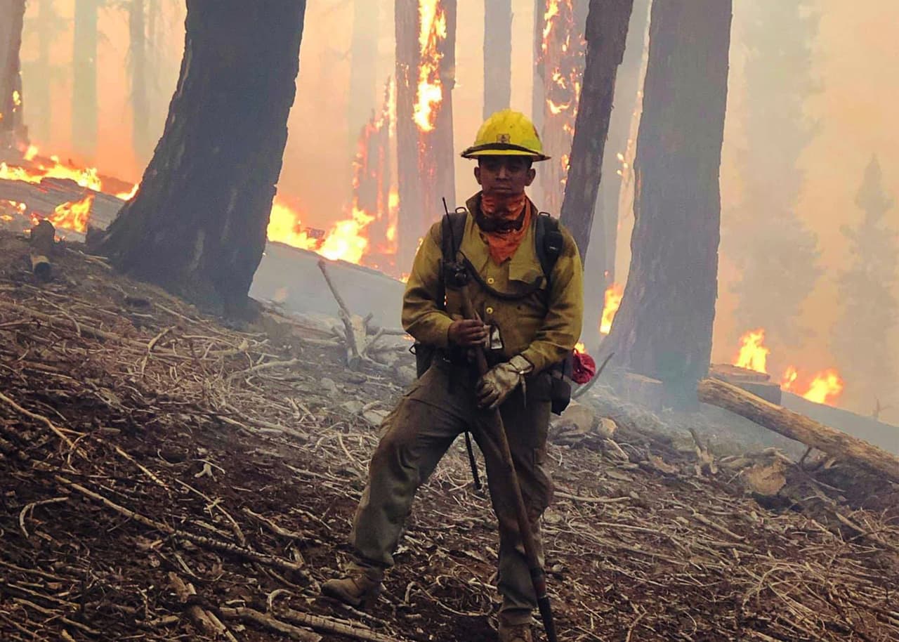 Derian es miembro del Servicio Forestal, pero debido a su condición de inmigrante DACA no puede ser contratado como empleado permanente.