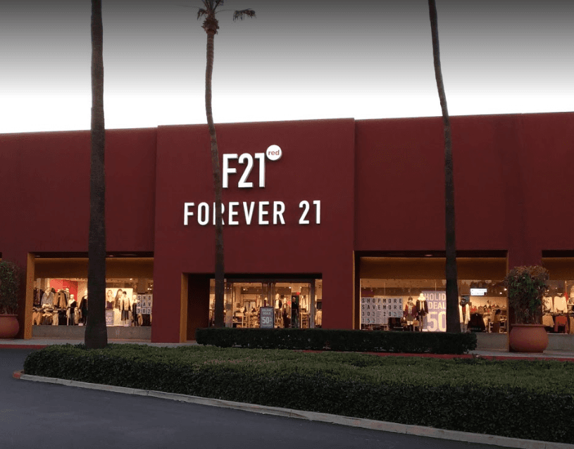 Tustin Marketplace en el número 2856 en El Camino Real, Tustin, CA 92782