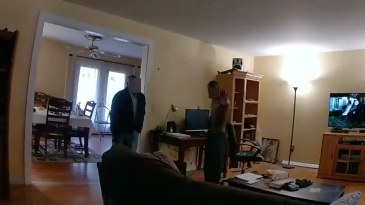 Revelan video del momento en que policías disparan contra un abuelo y su nieto en disputa doméstica