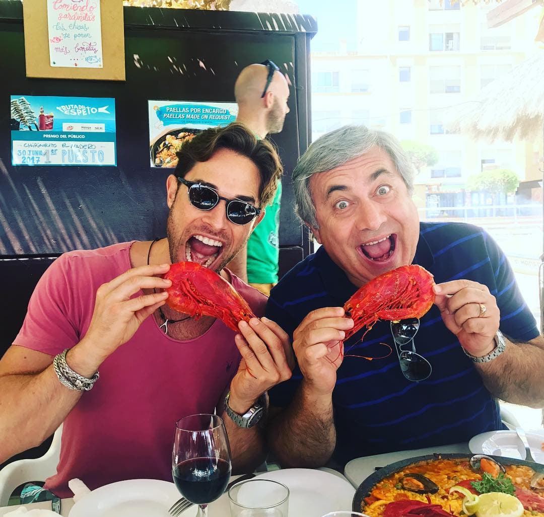 Al parecer el buen diente le viene de familia: “Quizás porque mis padres tienen restaurantes, para mí comer es básico. Estar bien alimentado te hace muy feliz. Soy muy disciplinado en la forma de comer, pero disfruto muchísimo del alimento”. 
<br>