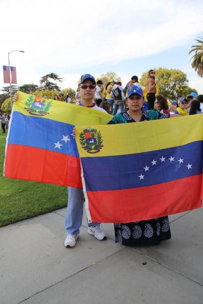 Pese a las distancias y tráfico característico de Los Ángeles, cientos de Venezolanos se unieron a la campaña mundial #SOSVenezuela para apoyar a todo el pueblo venezolano tras 10 días de protestas continuas en dicho país. A la manifestación se unieron guatemaltecos, peruanos, brasileños, libaneses, americanos y muchas otras nacionalidades que hacen vida en la Cosmopolita ciudad del oeste del país. Consignas, cantos y la familiaridad característica venezolana recibieron apoyo de los transeúntes en los alrededores del edificio Federal ubicado en la avenida Wilshire.