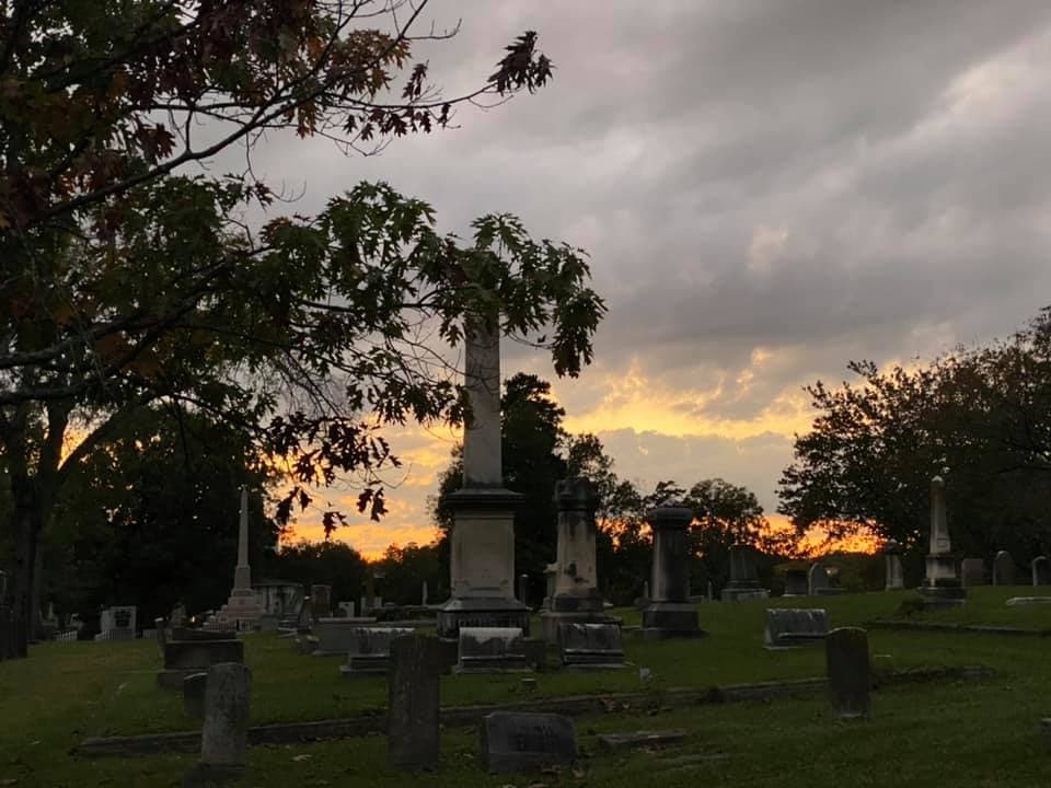 <b>Elmwood Cemetery (Charlotte)</b>: En el otoño, se ofrecen recorridos de fantasmas tanto en Elmwood Cemetery como en Old Settlers '. Ninguno de los dos tiene luces, pero las luces de la ciudad iluminan un poco el área, pero por la noche está tan oscuro que necesitarás traer una linterna. Elmwood / Pinewood Cemetery es un ejemplo del pasado diverso pero segregado de Charlotte. Elmwood fue construido en 1853 en 100 acres e incluyó el cementerio Pinewood separado para el entierro de afroamericanos. Hoy en día, muchas figuras notables de Charlotte están enterradas aquí, como el desarrollador Edward Dilworth Latta, el alcalde de Charlotte, S.S McNinch, y el primer gran arquitecto afroamericano de Charlotte, W.W Smith.