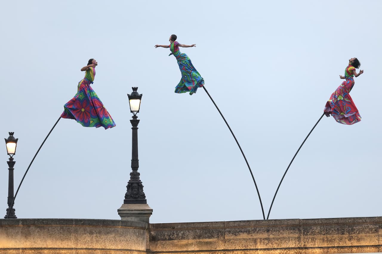Los espectáculos de acrobacia no faltaron en las calles de París.