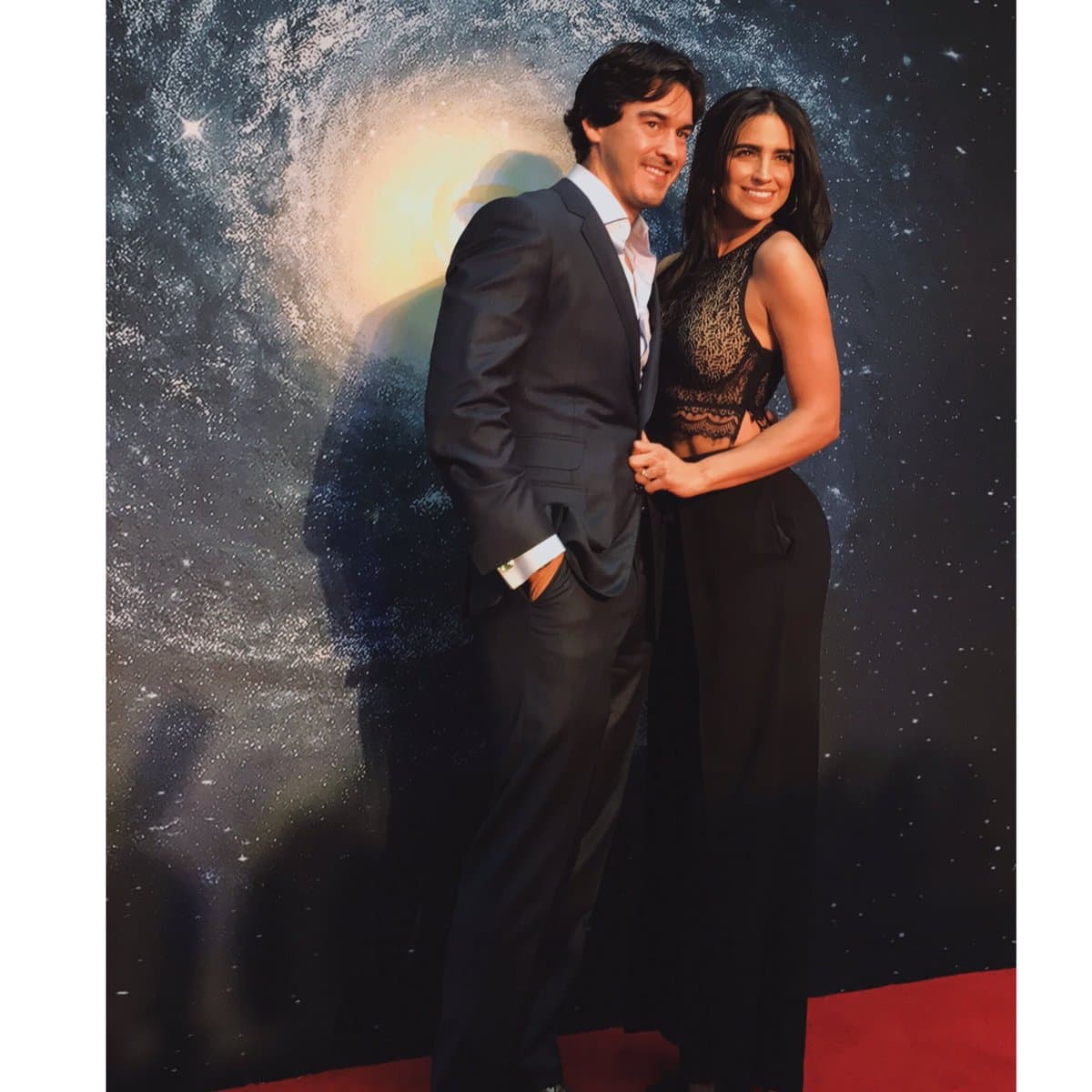 <b>Fernando</b> ha entendido a la perfección la carrera de 
<b><a href="http://www.univision.com/temas/barbara-de-regil">Bárbara</a></b> y es por eso que la acompaña a todos los eventos sociales y es el más feliz desfilando en las alfombras rojas.