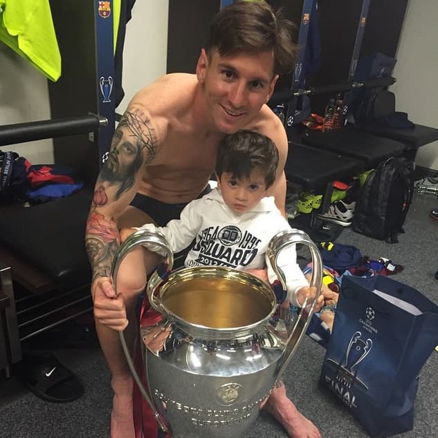 No cabe duda, este pequeñito se perfila a ser tan grande como su papá.