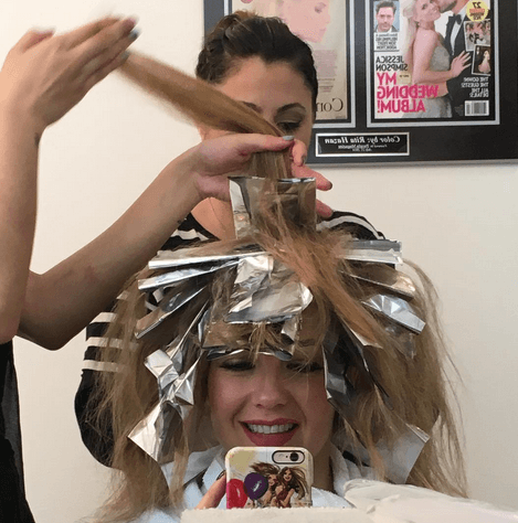 El cabello y su sonrisa pueden ser el mejor accesorio de Thali, por eso lo cuida tanto.