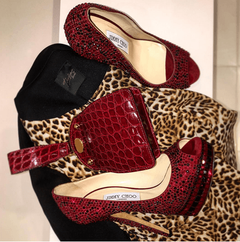 Porque todo guardaropa debe tener al menos una prenda en animal print, la cantante tiene un vestido divino que van perfectos con unos zapatos rojos, brillantes y hermosos.