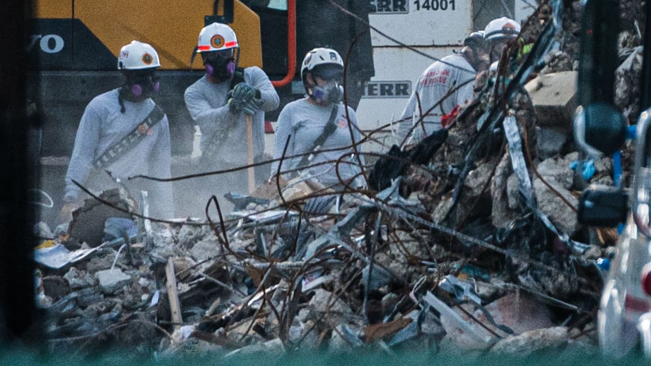 Ni el paso del tiempo o el mal clima frenan la fe de dos chilenas que esperan su padre aparezca con vida