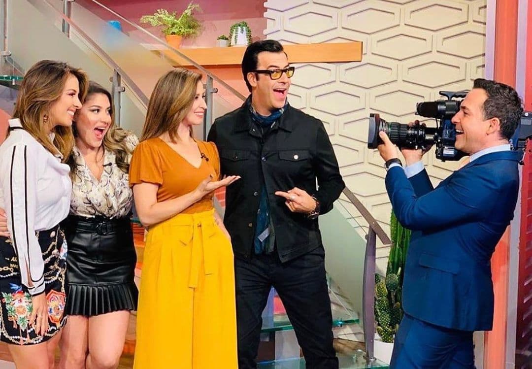 Carlos es multifuncional en el show, así que no tiene problemas en estar detrás de la cámara.