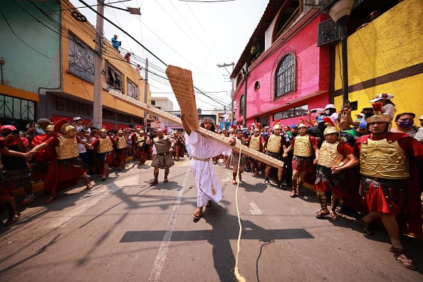 Desde hace 179 años, durante el Viernes Santo, quien personifica a Jesucristo debe cargar una cruz de 70 kilos a lo largo de tres kilómetros, desde la plaza central de Iztapalapa hasta la cima del cerro de la Estrella.