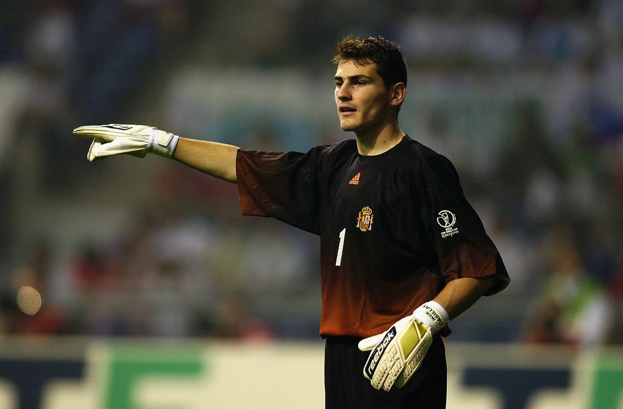 FIFA 2002 El videojuego comenzó a hacer varias portadas dependiendo la región para llegar a un número mayor de aficionados al identificarse con el jugador "estrella" del país. Tocó al portero español Iker Casillas aparecer en la portada de ese país. Casillas desarrolló gran parte de su carrera en el Real Madrid y fue galardonado con el Premio Príncipe de Asturias de los Deportes en 2012.