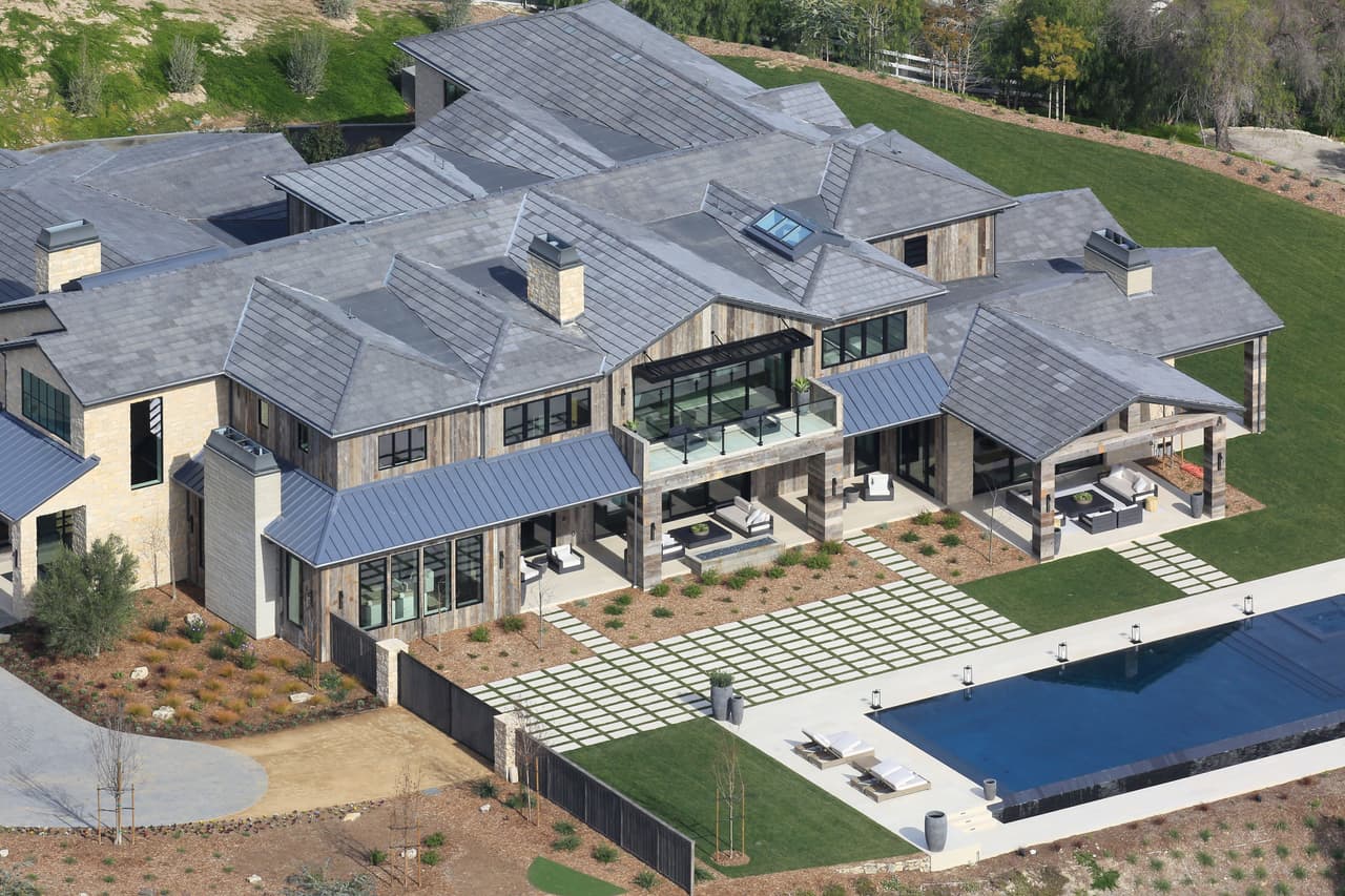 A unos pasos de la entrada, se ve una alberca olímpica rodeada de camastros y amplios sillones de playa.
<br>