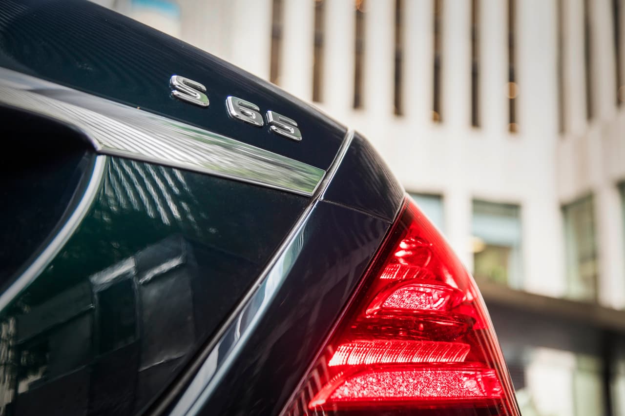 El Mercedes-AMG S65 2018 así como el resto de los sedanes actualizados de la Clase-S 2018 de Mercedes-Benz ya están disponibles en los concesionarios de la marca en todos los Estados Unidos. El S65 cuenta con un precio inicia de 229,500 dólares.