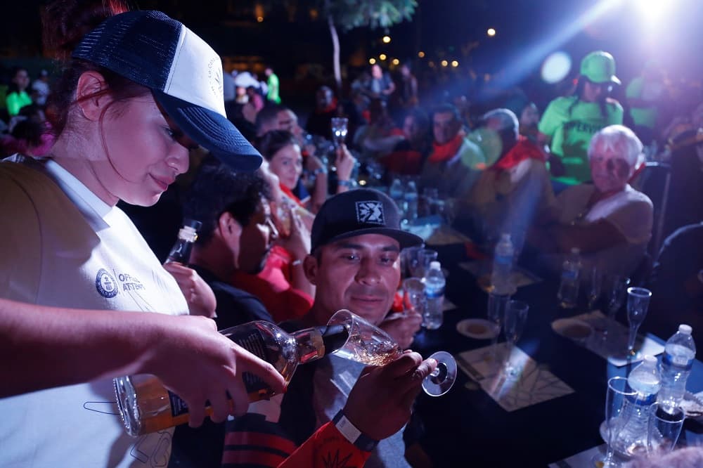 Francisco Javier Soltero, vicepresidente de la industria tequilera, afirmó que el tequila es el regalo de Jalisco para el mundo y este récord representa la mexicanidad. Con este acto, que tuvo como escenario de fondo la catedral de Guadalajara y el Teatro Degollado, los habitantes de esta importante ciudad abatieron la marca lograda apenas un día antes en el estado Quintana Roo (sureste de México) que reunió a 1,448 personas realizando la cata. La imagen muestra cómo los asistentes, Guiados por el maestro catador Jaime Villalobos, hicieron uso de su vista, su olfato y su boca para degustar está bebida extraída de la planta mexicana del agave.