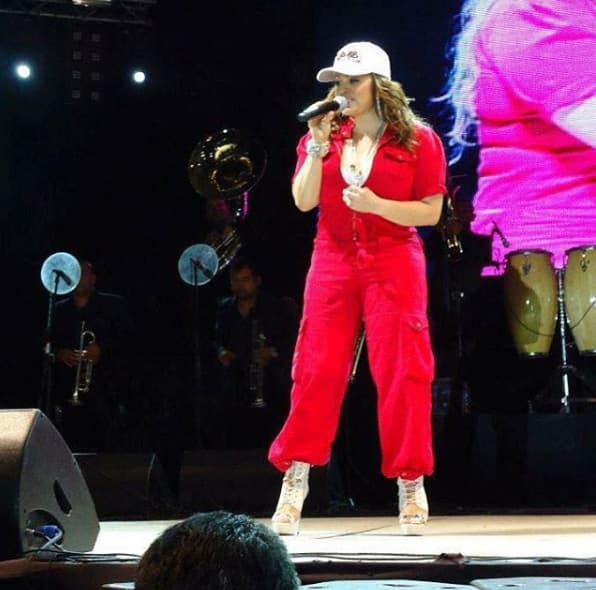 Cuando se trataba de estar comoda Jenni se optaba por usar pantalones, eso sí, jamás dejó de lado sus enormes plataformas.